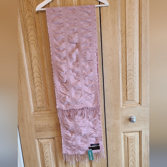 Textured dusty pink scarf - Picture 7 of 7